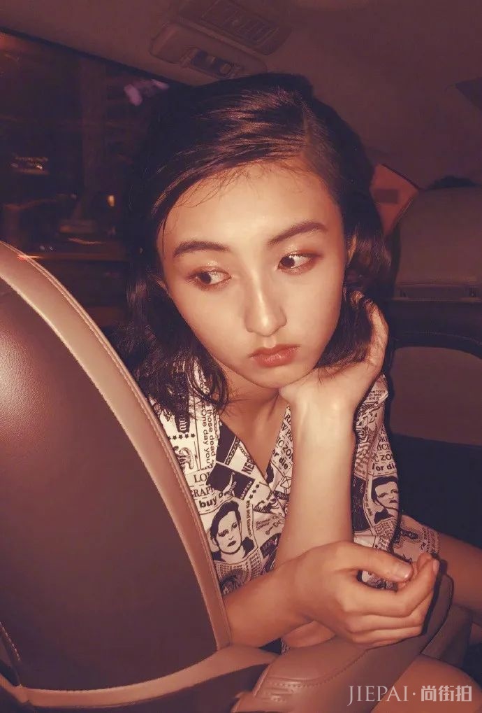 张子枫鬼马风T恤秀年轻，终于长成美少女