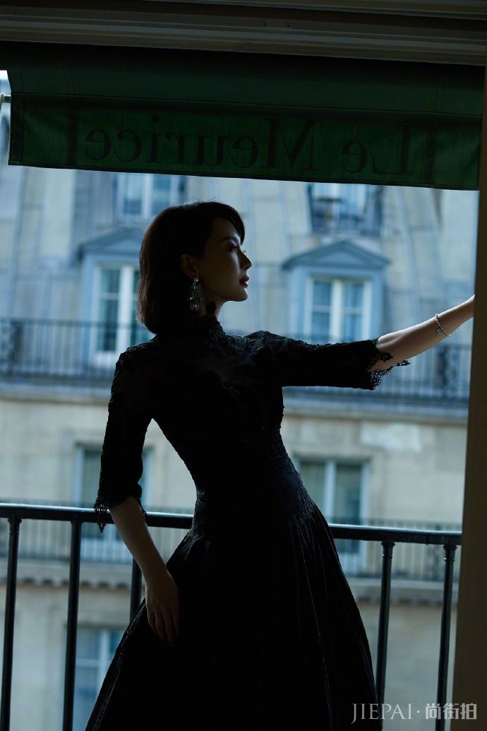 陈数晒蕾丝“黑天鹅”美照 越长越美