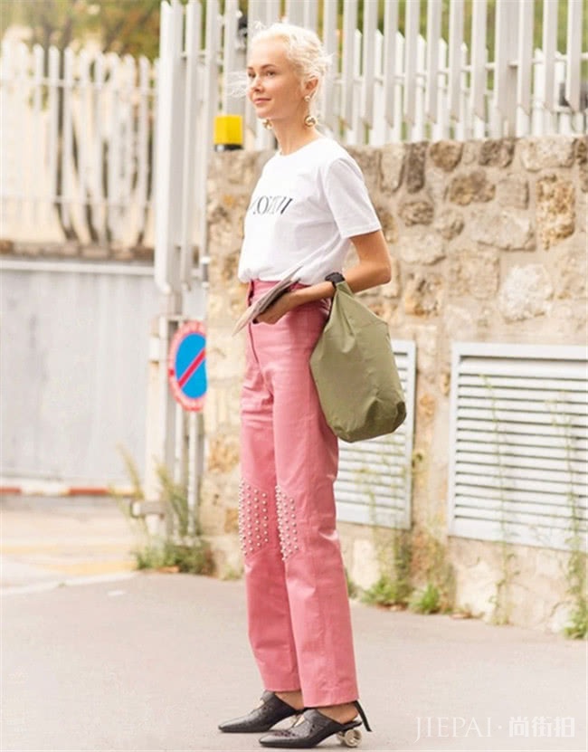 白色T恤搭阔腿裤，演绎夏季时尚浪漫