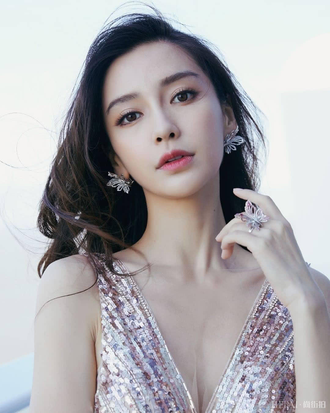 杨颖穿上亮闪闪的礼裙,居然一瞬间就变得高贵起来了