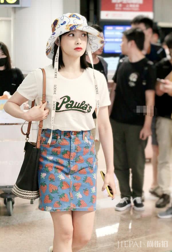 宋茜参加活动似“赫本”,机场现身却如学生妹