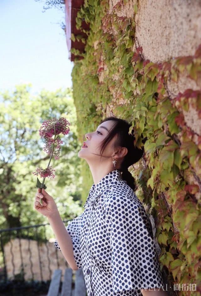 袁姗姗穿西式宫廷风长裙,葡萄酒庄园上演法式浪漫