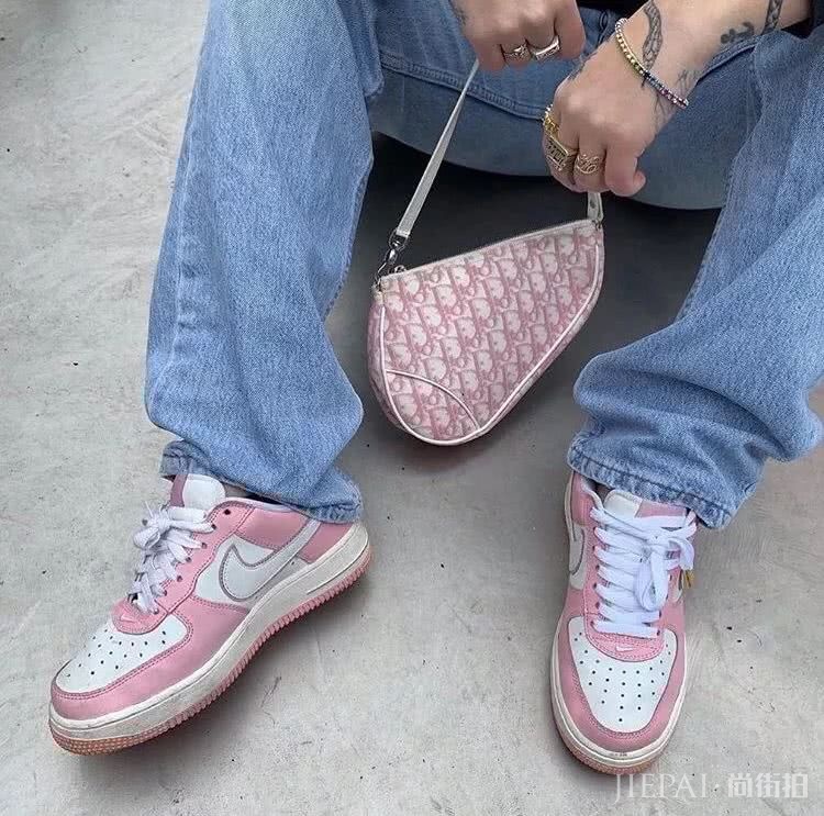 腰包2019年已经过时了，如今最火的It Bag是它！