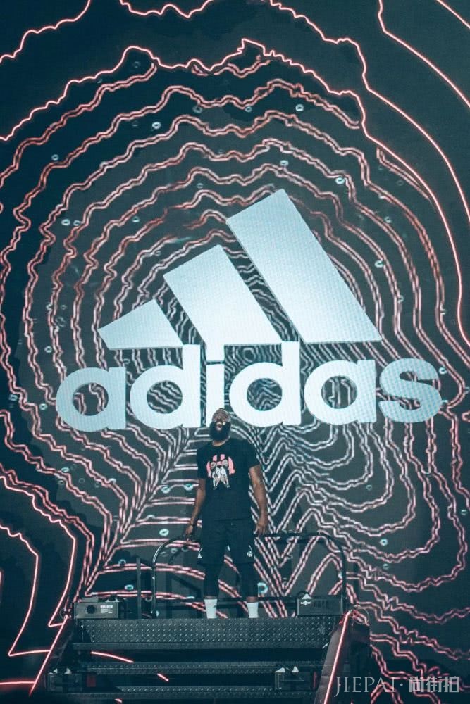 同样是透明匡威，或许它比 Virgil 那双更好看？