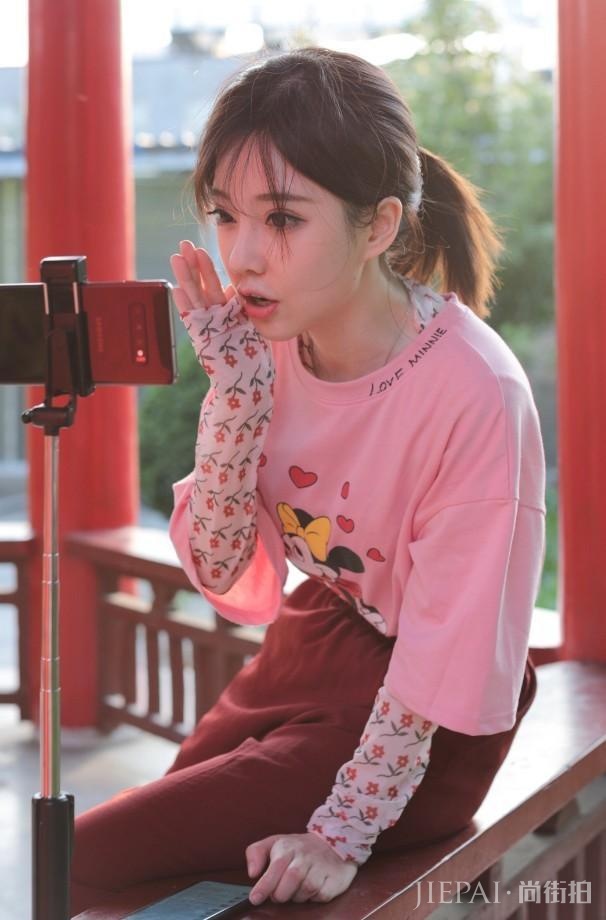 冯提莫T恤裤子都不是最新款,却穿出了小女生的感觉!