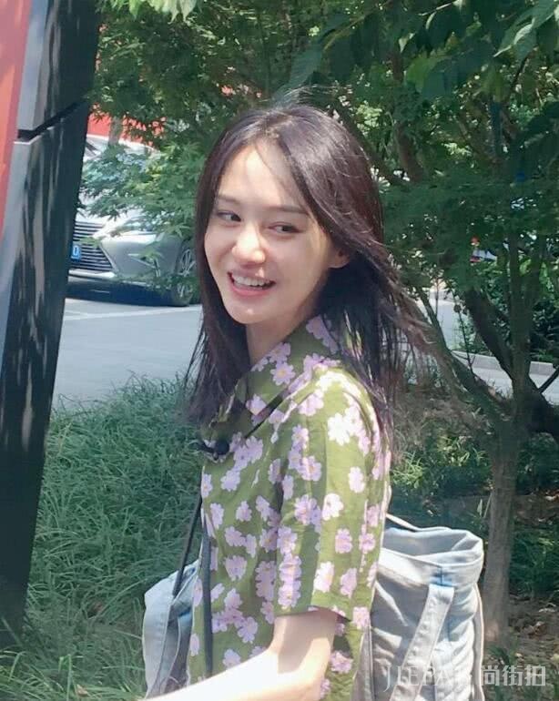 郑爽印花衬衫配短裙甜美又清新,生图太好看了吧