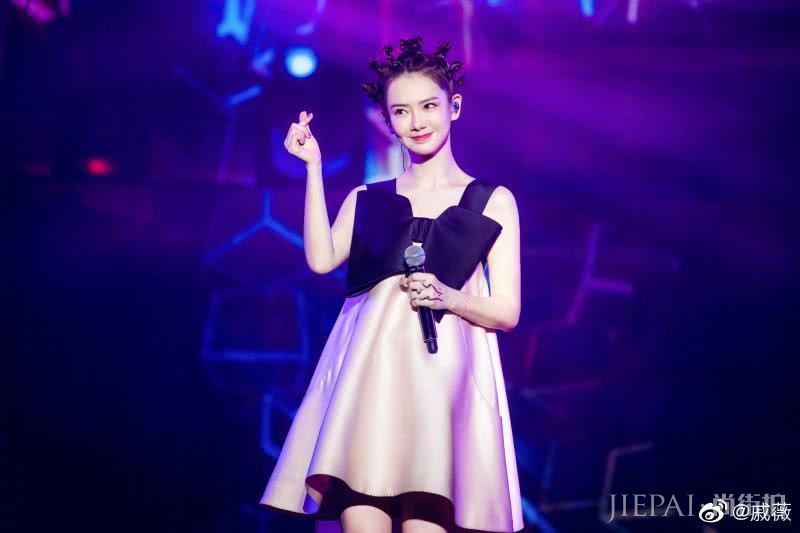 戚薇穿宽肩吊带裙美出新高度,扎丸子头发型俏皮可爱