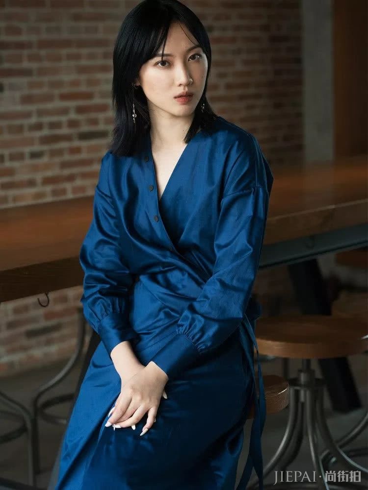 衬衫搭配大裙摆显高还显瘦,气质满分