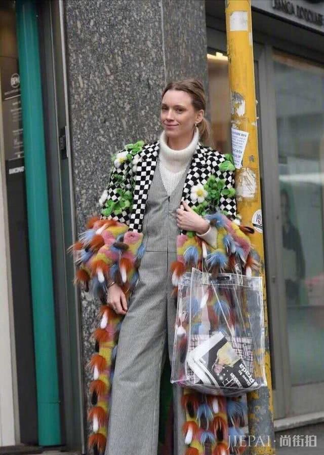 今年的流行包包居然这么怪异?鹅蛋、草筐还有塑料袋看着也让人心动