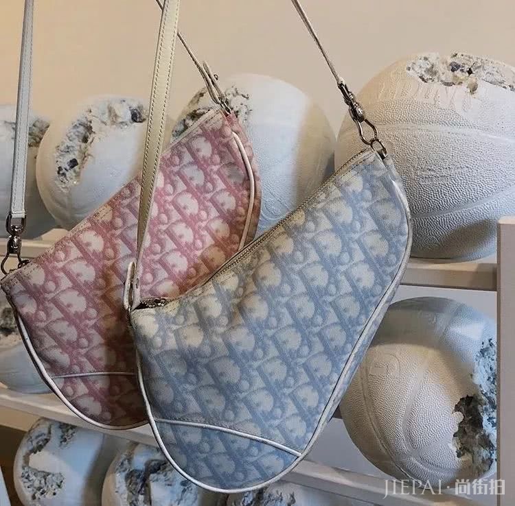 腰包2019年已经过时了，如今最火的It Bag是它！