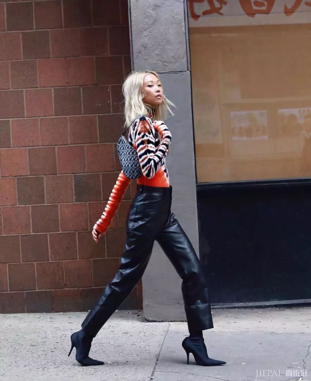 腰包2019年已经过时了，如今最火的It Bag是它！