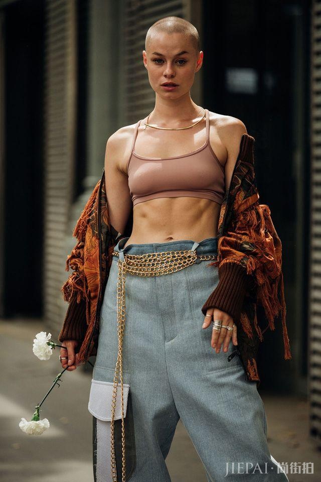 2020男装周场外街拍:女生穿男装,男人穿女装将是常态