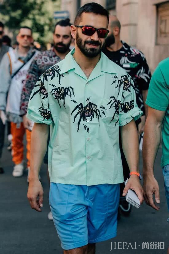 最新时尚风潮告诉你,衬衫都要穿花的