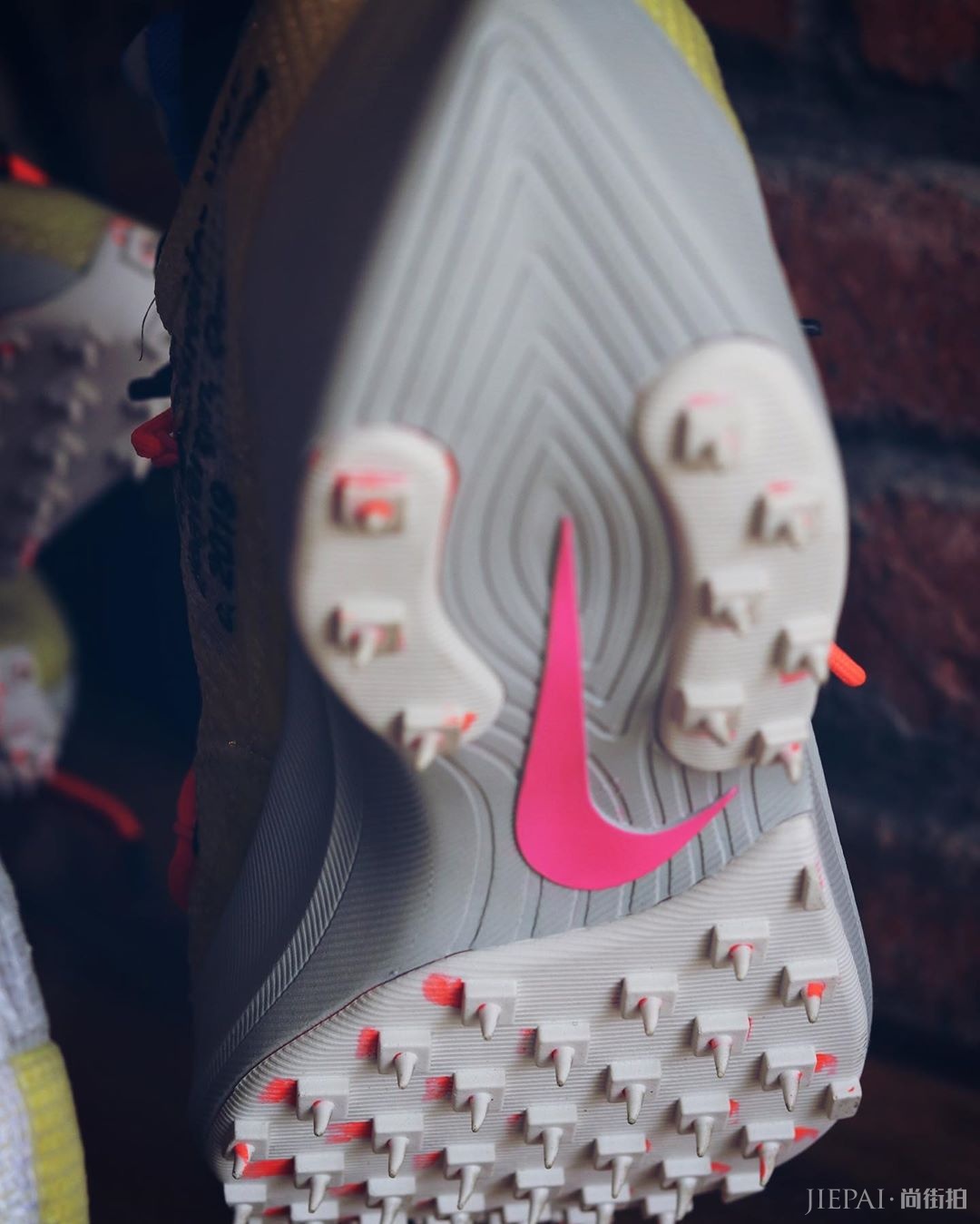 OFF-WHITE x NIKE Vapor Street最新上脚照片一览，鞋王定了？