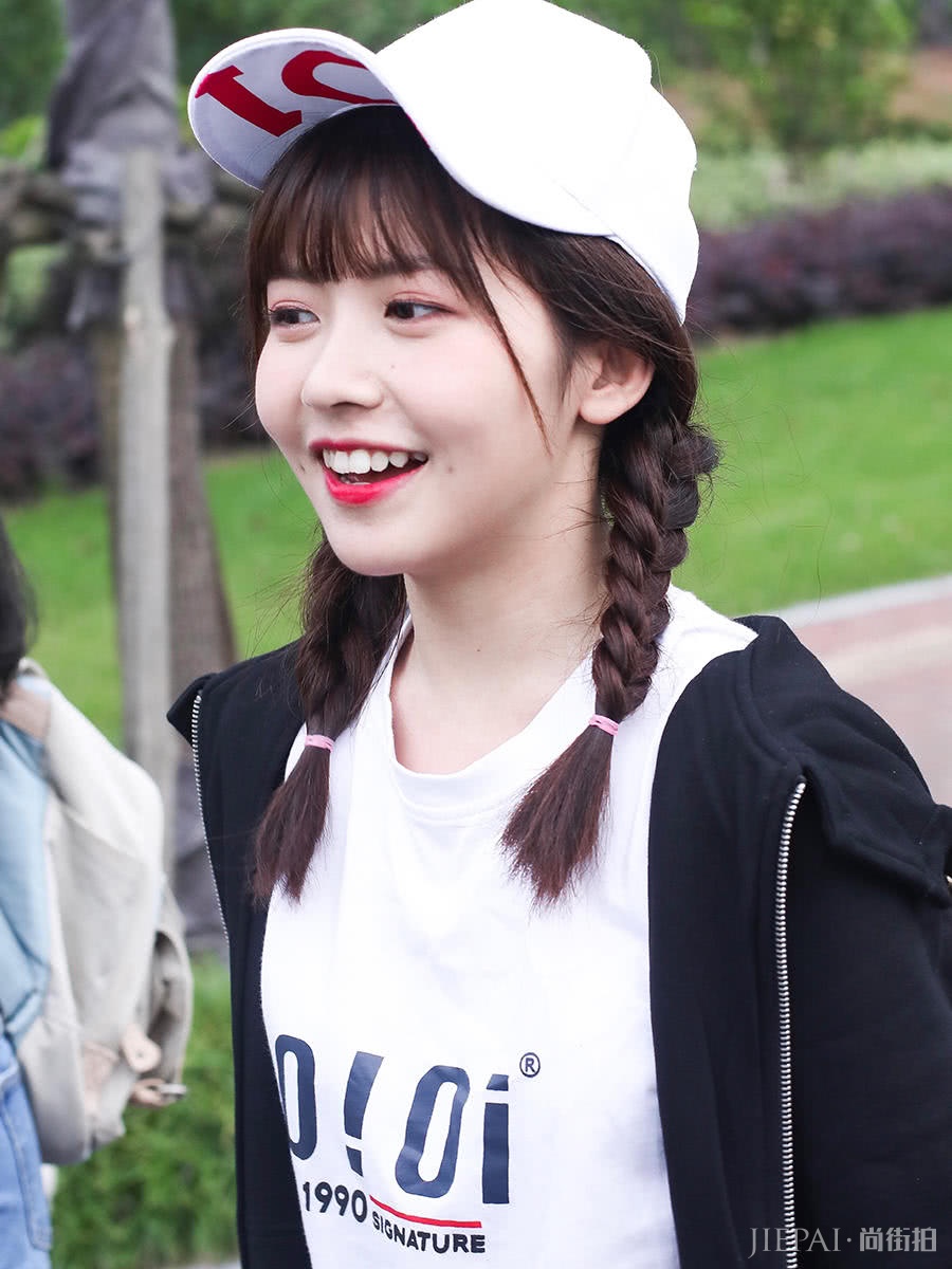 赖美云梳低扎双马尾搭戴兔儿帽,小个子太可爱了