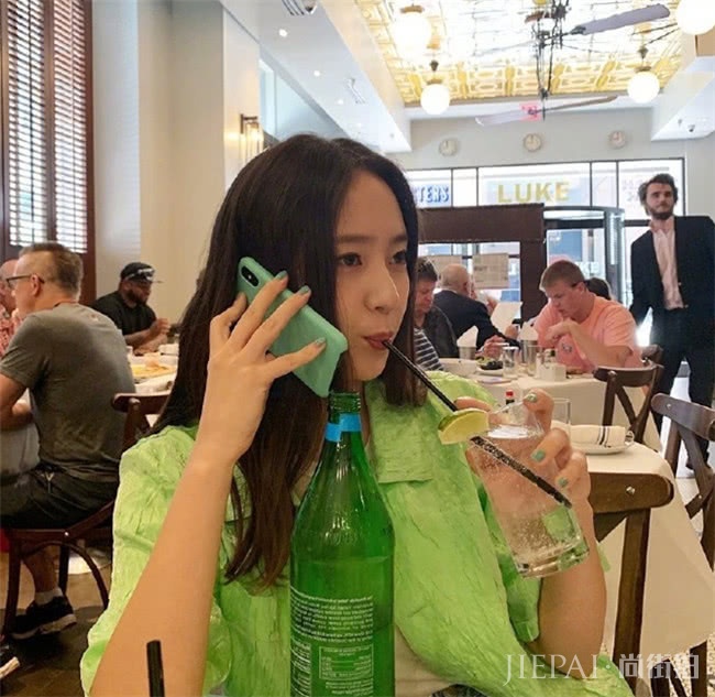 夏季穿清新迷人的牛油果绿单品，给闷热天气带来一丝凉意