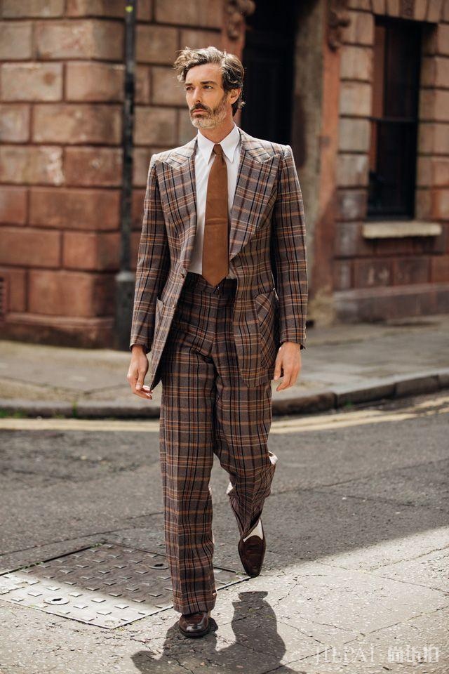 2020男装周场外街拍:女生穿男装,男人穿女装将是常态