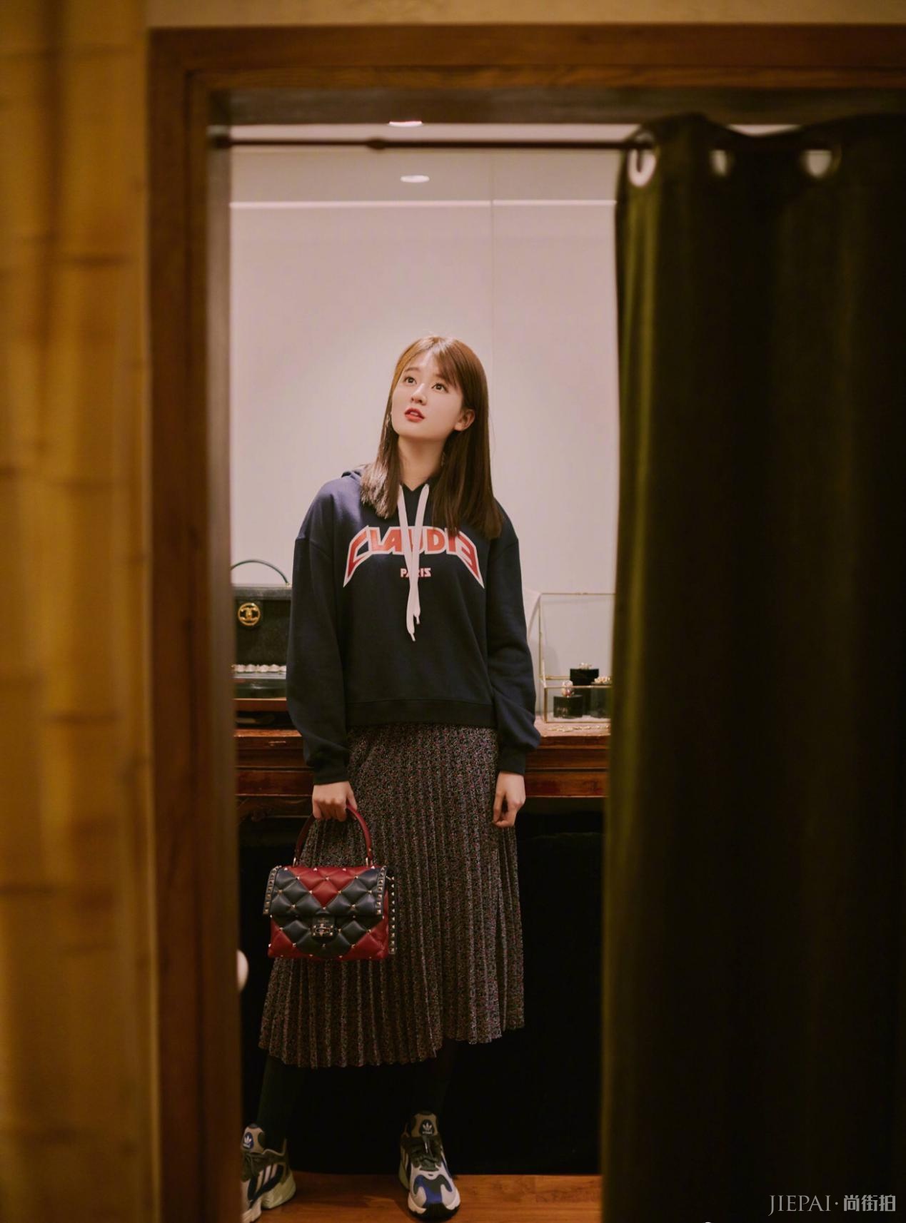 乔欣挑战复古女郎形象致敬《花样年华》，眼神自信坚定神似张曼玉