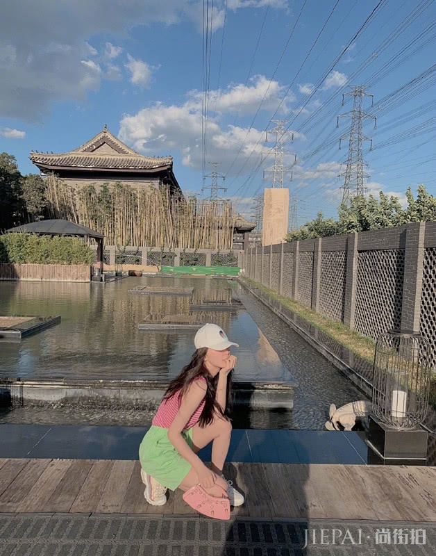 虞书欣穿绿色连体裤晒旅拍照清新可爱，成少女出游穿搭模板