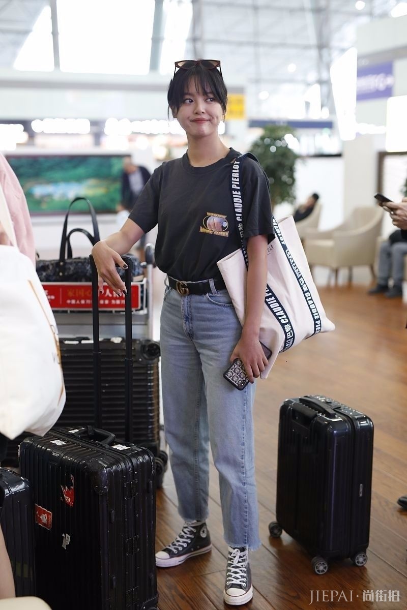 辛芷蕾这种打扮好看,至少她不扮嫩,小肚子凸显也不修饰一下!