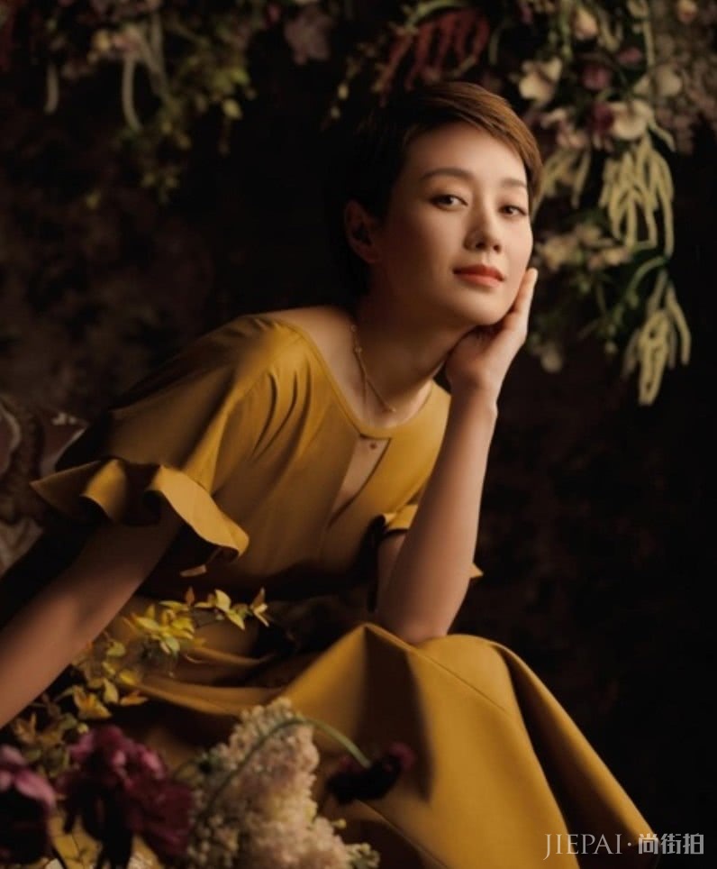 马伊琍穿“芭蕉裙”花房刺绣，瞬间美回紫薇