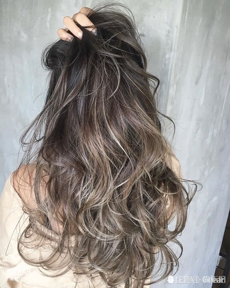 日本女生都爱上这个趋势,头发跟着这样染看起来就像自带闪光