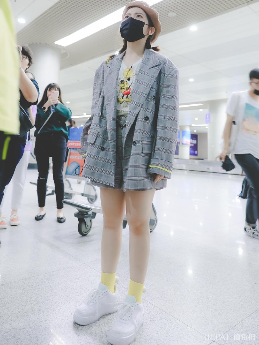 赖美云虽然只有153cm,但衣品了得,穿套装就能凹出大长腿