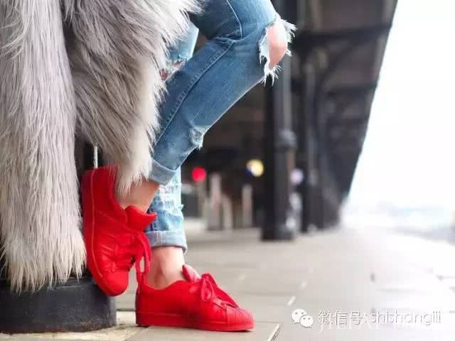 欧美街拍 穿衣打扮用2种颜色搭一起，让你美一整天