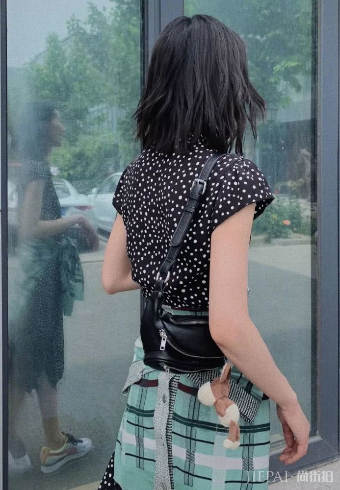 天气这么热,上街只缺一个腋下包了