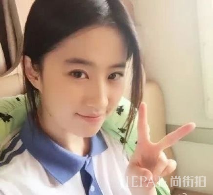 快30岁谭松韵靠丑哭的校服圈粉?百年前校服时尚又有民族特色