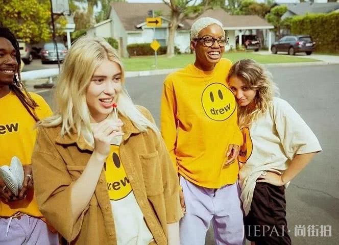 JENNIE、LISA都穿的这件内涵Tee,到底有多体面?