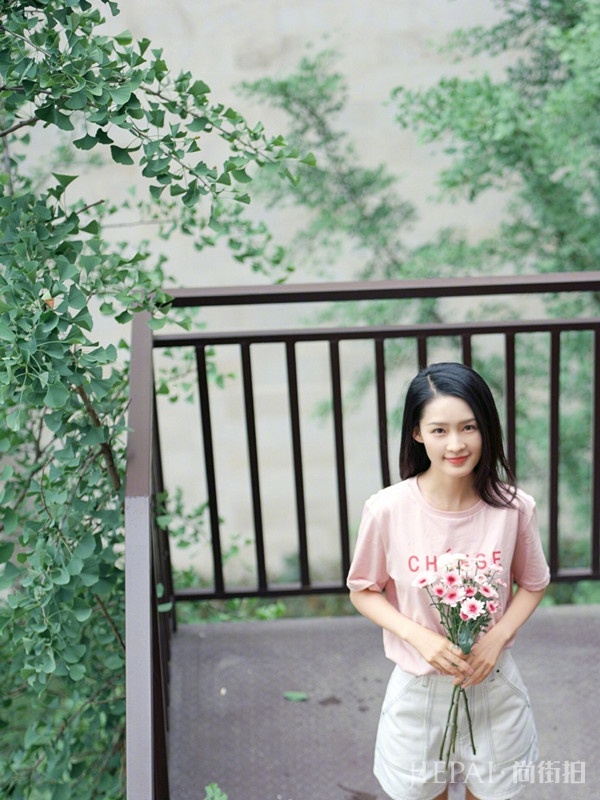 李沁晒夏季少女搭配，一件粉色短袖配白短裤，气质正好