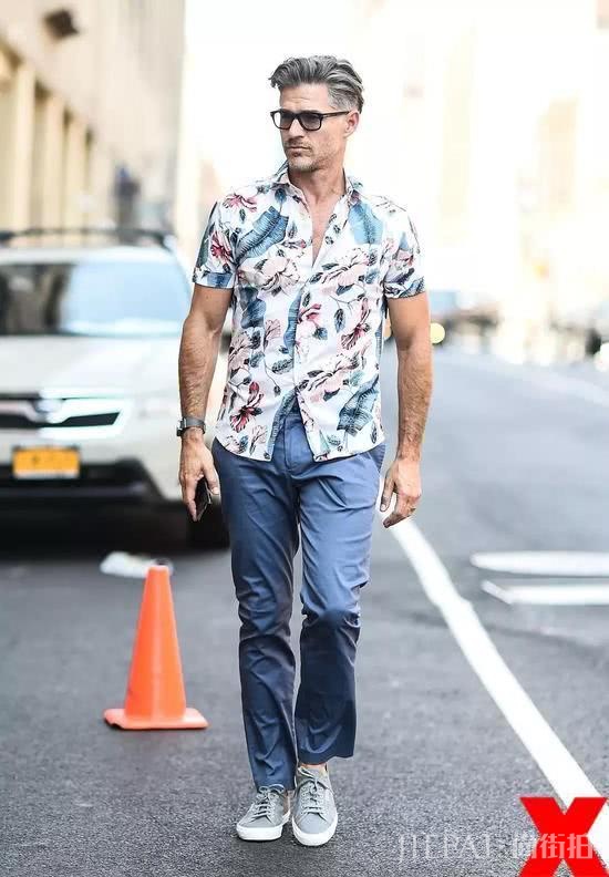 最新时尚风潮告诉你,衬衫都要穿花的