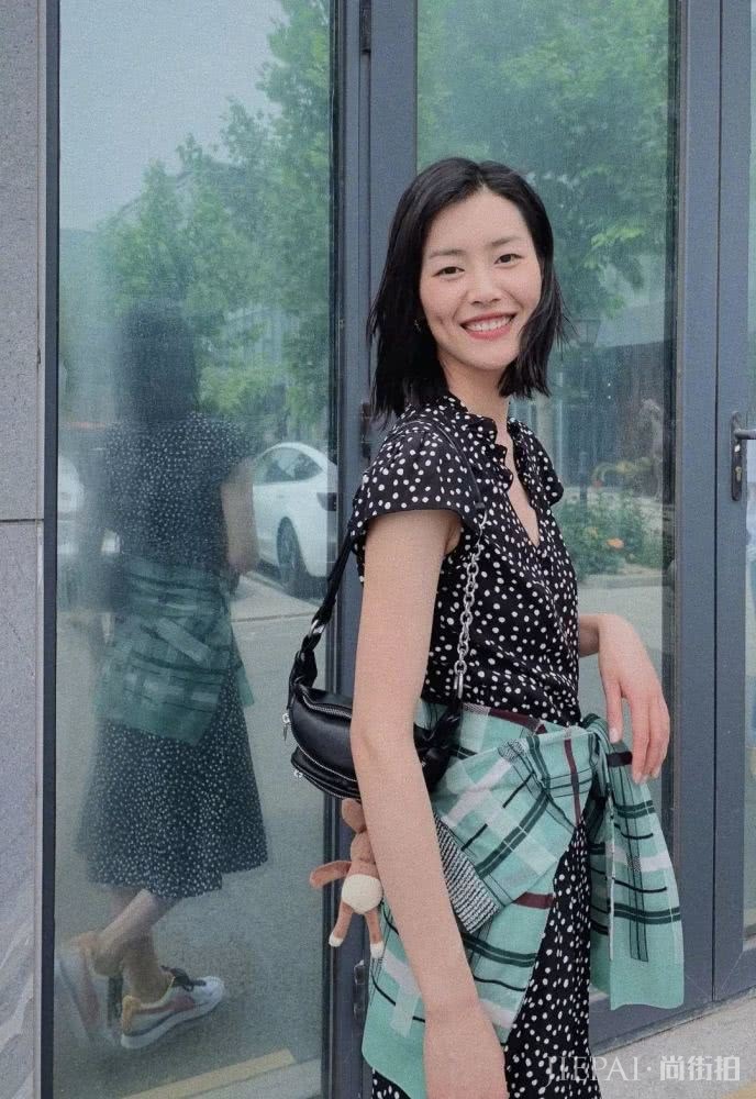 天气这么热,上街只缺一个腋下包了