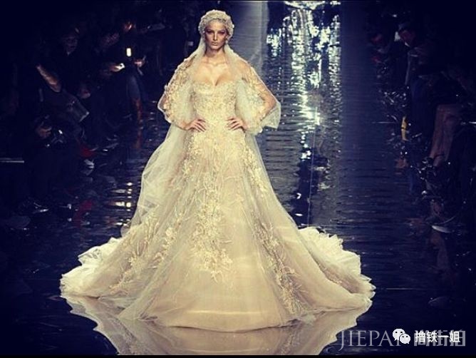 把刘雯圈成迷妹，长着大KK同款脸的她，才是维密的当家腰精！