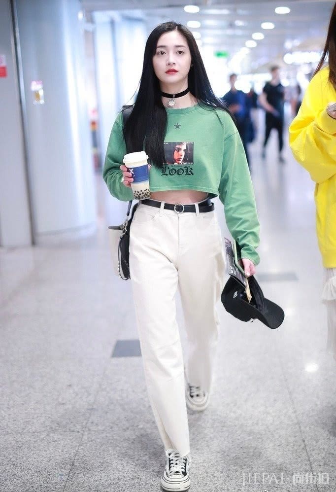 夏季T恤搭配牛仔裤显高又显瘦，明星们超爱穿