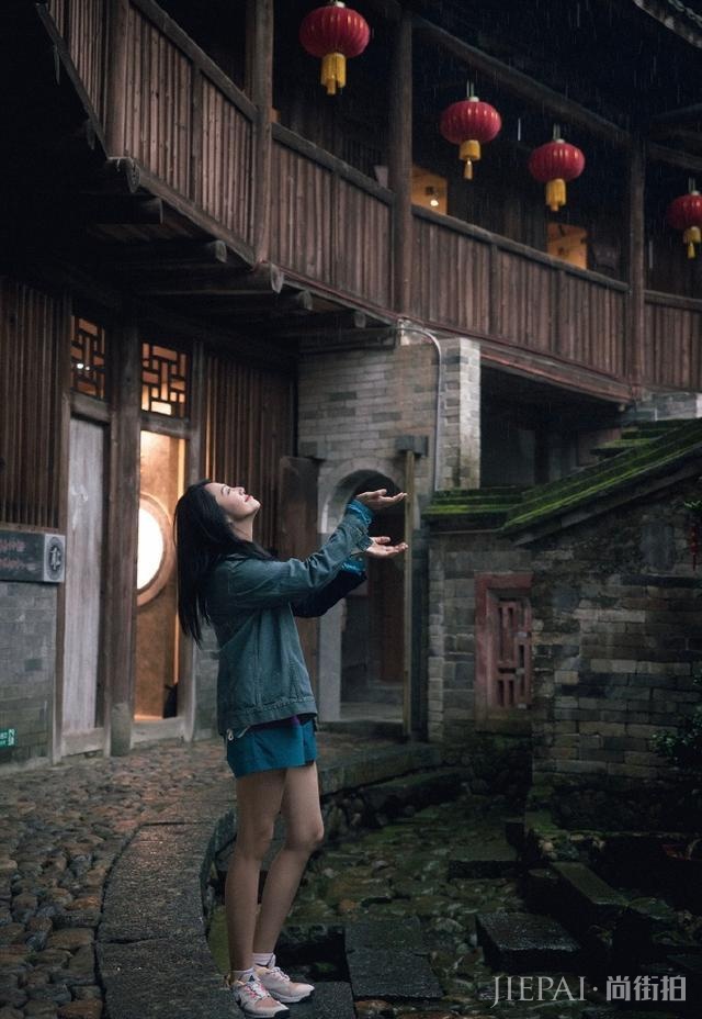 姚晨穿搭短裙短裤秀美腿,回到家乡的她让网友们羡慕!