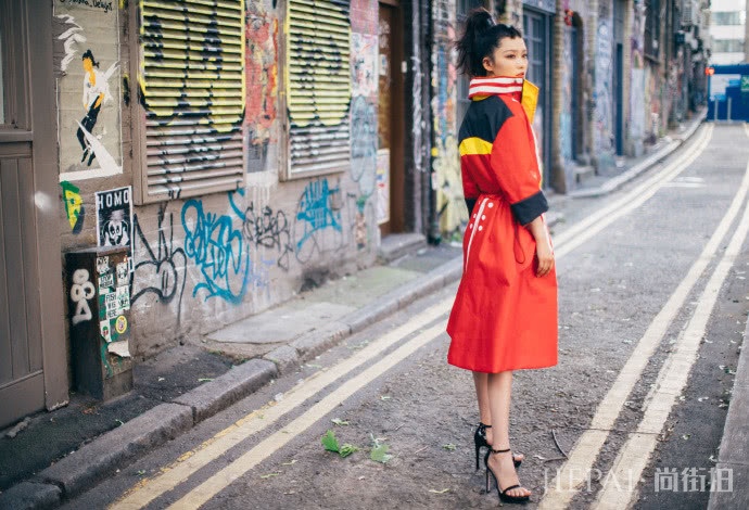 李沁现身伦敦男装周,一件撞色风衣和一个高扎马尾发型打扮得帅帅的