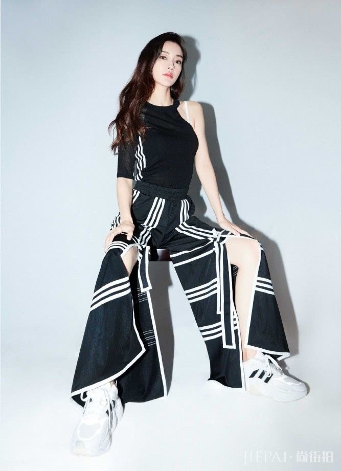 有一种裤子叫杨颖的“假裤子”,双腿并拢时很普通,分开太撩人