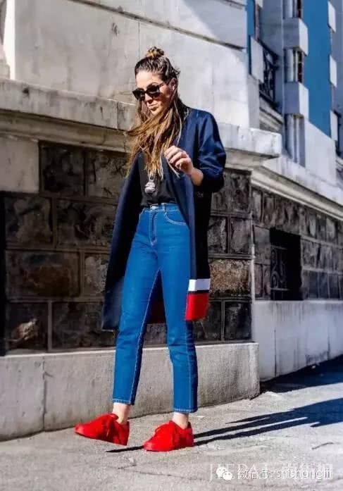 欧美街拍 穿衣打扮用2种颜色搭一起，让你美一整天