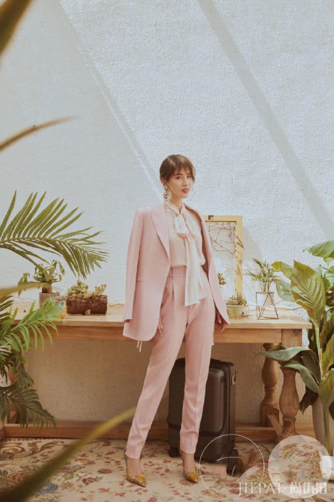 黄圣依唯美写真，女人味十足！暖色系搭配彰显魅惑格调