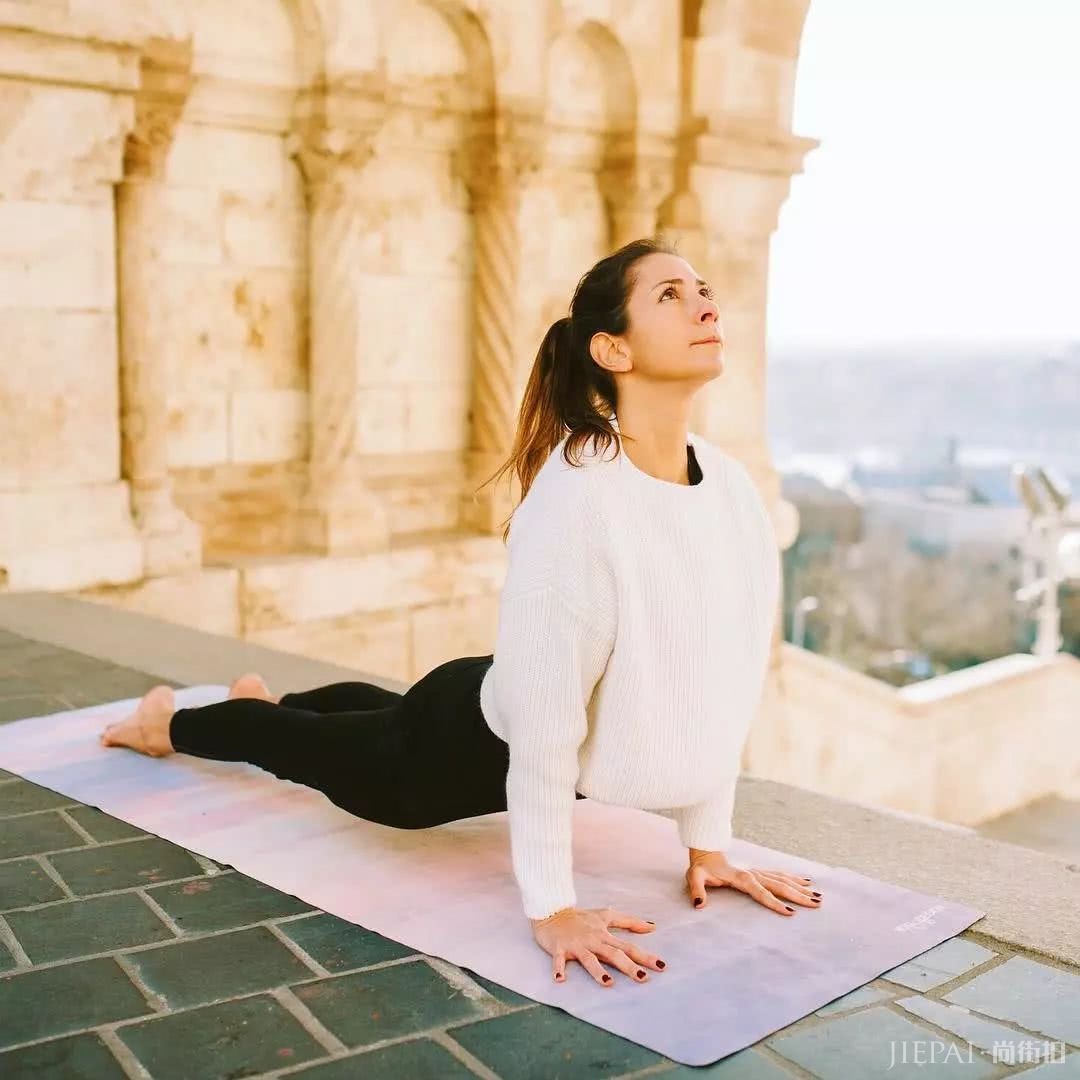 上班一族怎么搭配，教你一件衬衫就抢镜，超迷人