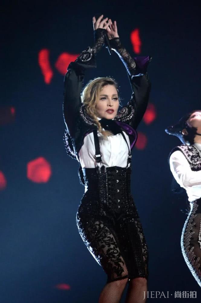 被吉尼斯认证的女歌手,新专辑横扫各大排行榜,61岁风情万种