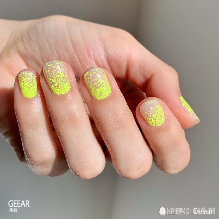 在Ins上爆红的美甲款式有这些!够胆挑战萤光色吗?