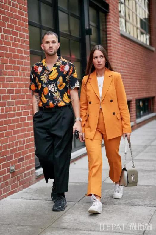 最新时尚风潮告诉你,衬衫都要穿花的