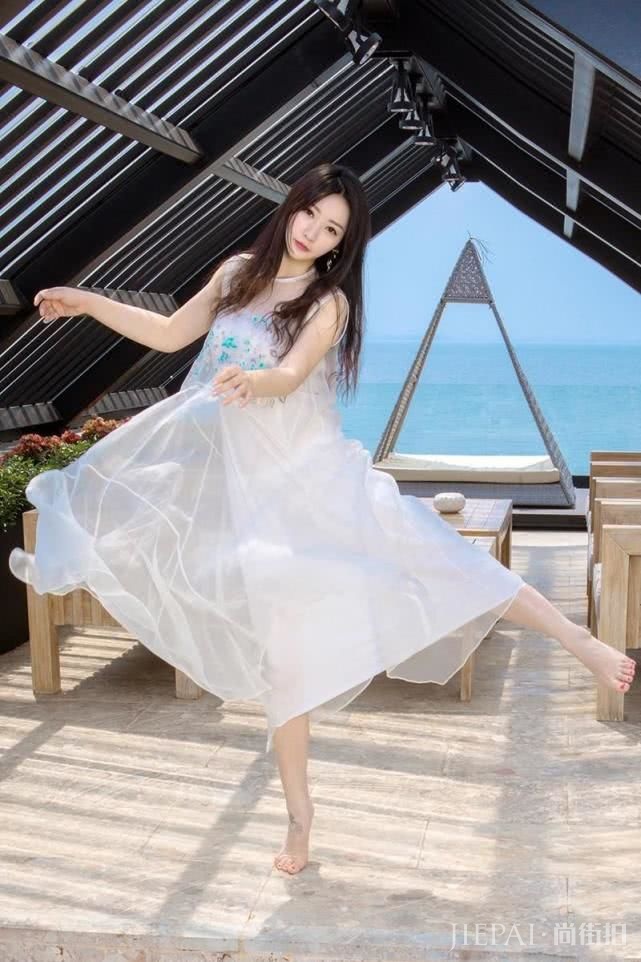 柳岩身材太好了,最近搭配这件衣服好身材不是吹的!