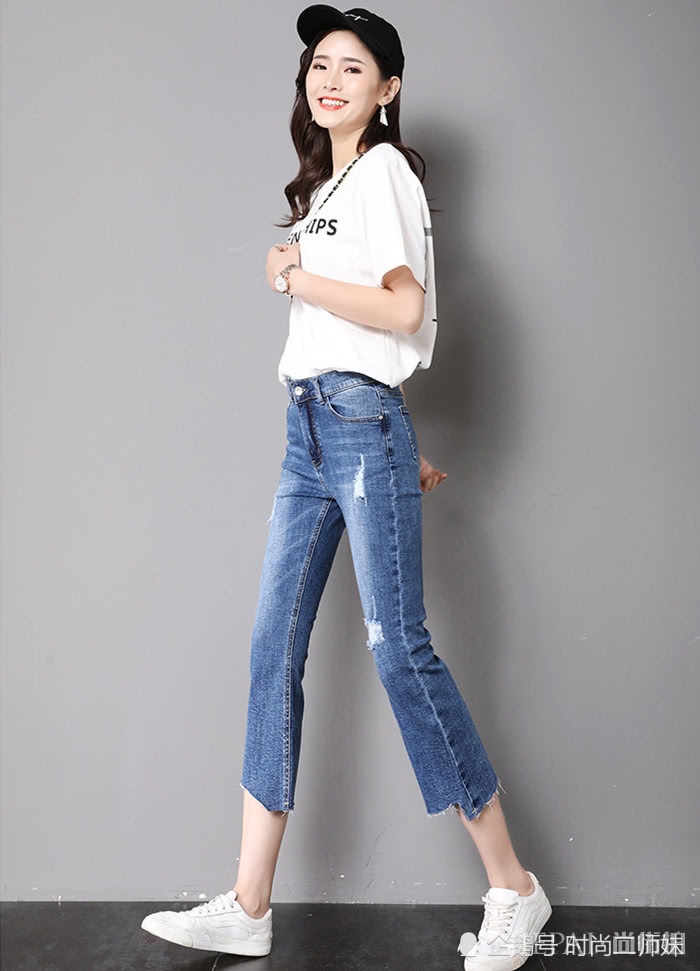 小白鞋搭配碎花和喇叭裤真的很帅气，显高还有女人味