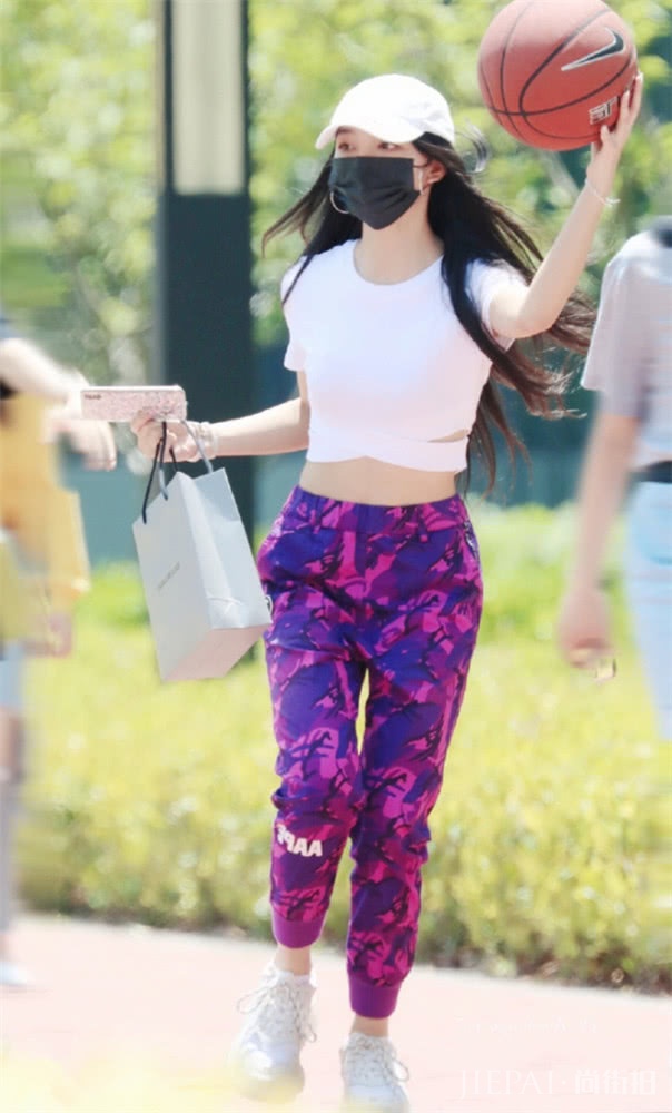 夏天穿白色很受欢迎，运动鞋清新又帅气