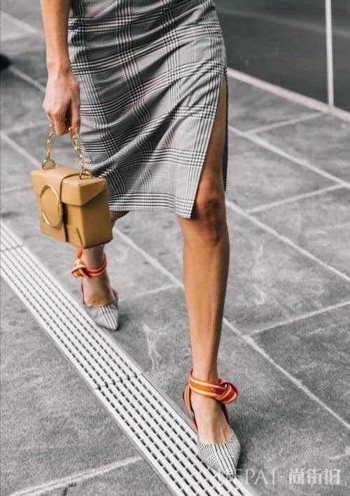 今年的流行包包居然这么怪异?鹅蛋、草筐还有塑料袋看着也让人心动