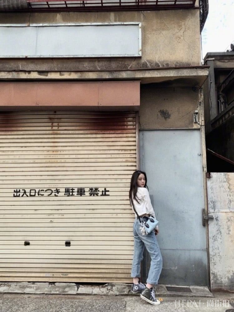 夏季T恤搭配牛仔裤显高又显瘦，明星们超爱穿